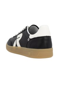 Sneaker bianca e nera con tomaia in pelle liscia, chiusura con lacci, punta arrotondata e suola in gomma naturale. Presenta il logo sul lato.