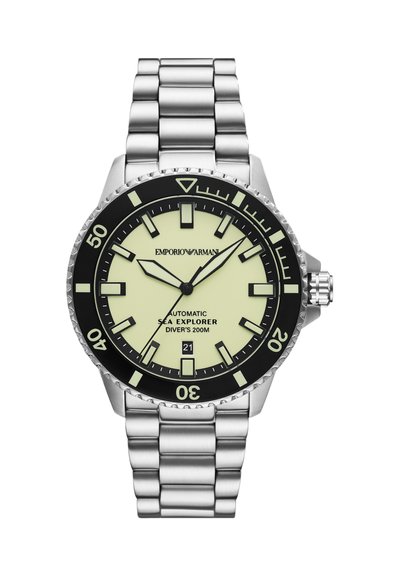 Orologio subacqueo argento con ghiera nera, quadrante crema luminoso, indici orari in grassetto, finestra della data alle 6 e bracciale in maglia metallica.