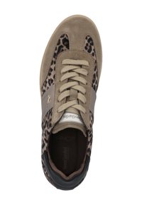 Baskets imprimé léopard avec suède beige, lacets beige et accent de talon marron foncé. Elles disposent d'une semelle intérieure en mousse à mémoire de forme pour le confort.
