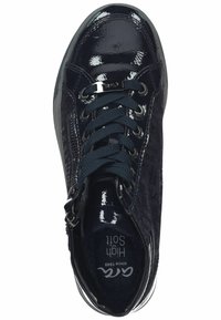 Baskets en cuir verni bleu marine avec motif texturé, bout rond, lacets noirs, accessoires en métal argenté et semelle intérieure rembourrée. Détail de zip sur le côté.