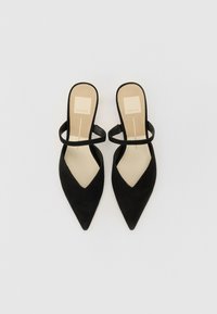 Décolleté nero in suede con punta affusolata, caratterizzati da un'unica fascia sul piede e una soletta beige con il logo del brand.