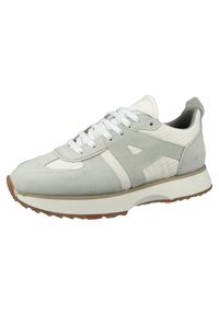 Jasnoszare sneakersy wykonane z zamszu i skóry, z białymi sznurowadłami, teksturowanymi akcentami oraz gumową podeszwą, cechujące się eleganckim, zaokrąglonym kształtem.