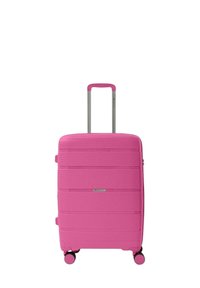 Valigia rigida rosa con texture a righe orizzontali, manico retrattile argentato e quattro ruote nere per la mobilità.