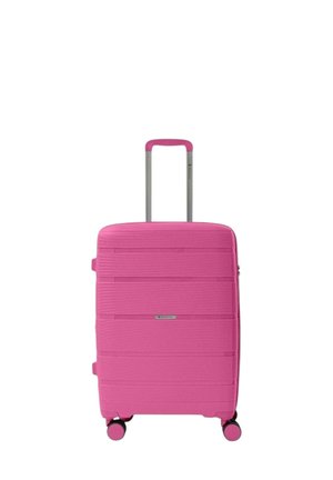 Valigia rigida rosa con texture a righe orizzontali, manico retrattile argentato e quattro ruote nere per la mobilità.