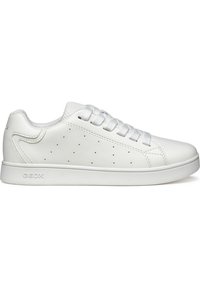 Baskets blanches en cuir avec des détails perforés, semelle plate en caoutchouc blanc et fermeture à lacets. Présente un logo Geox sur le côté.