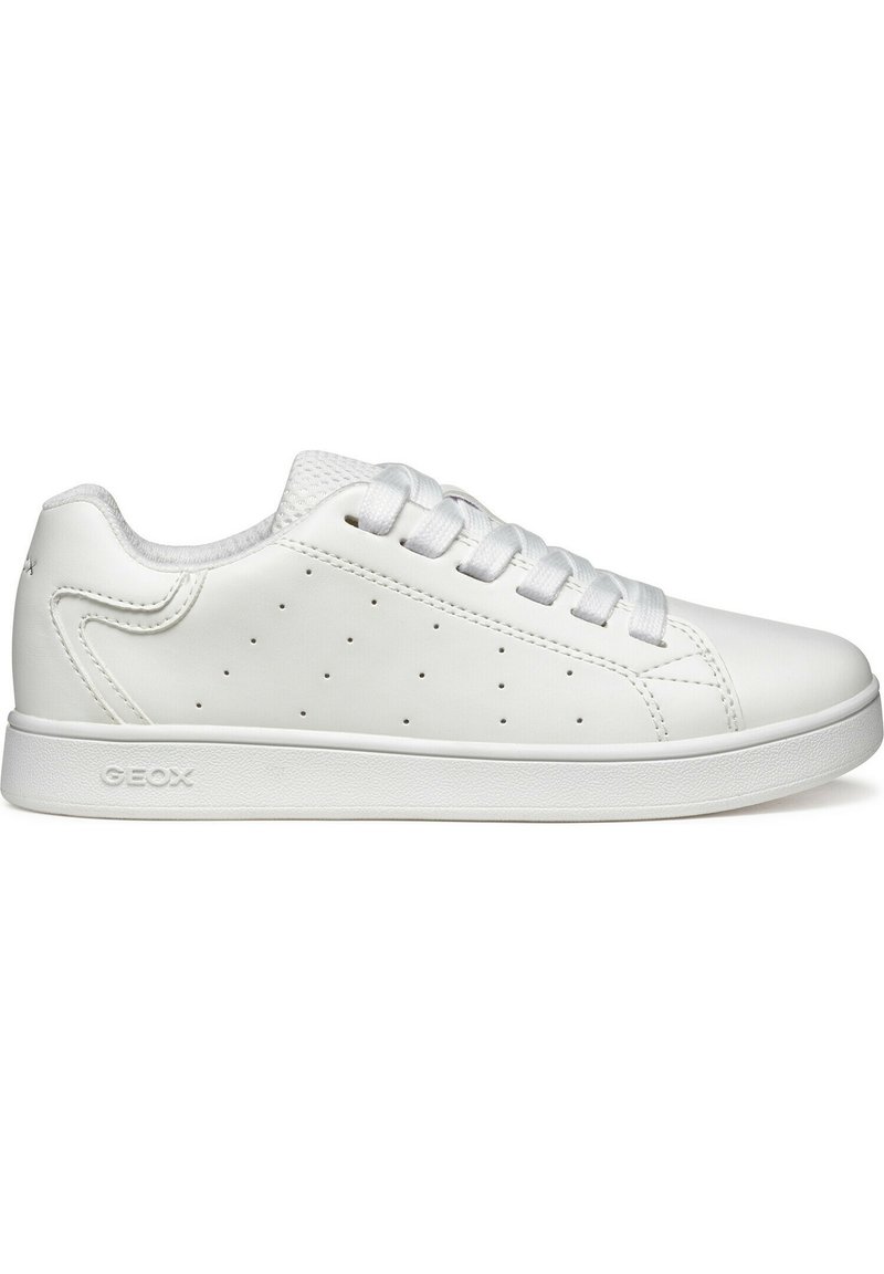 Baskets blanches en cuir avec des détails perforés, semelle plate en caoutchouc blanc et fermeture à lacets. Présente un logo Geox sur le côté.