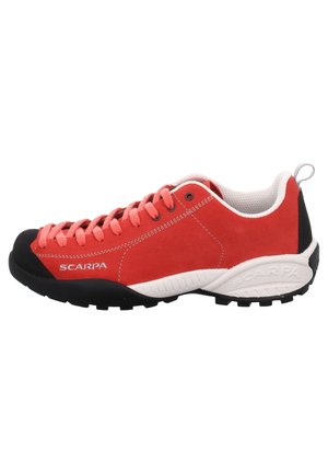 Roter niedriger Wanderschuh mit schwarzer Zehenkappe, weißer Sohle, weißem Innenfutter, pinken Schnürsenkeln und "SCARPA"-Logo an Seite und Sohle.
