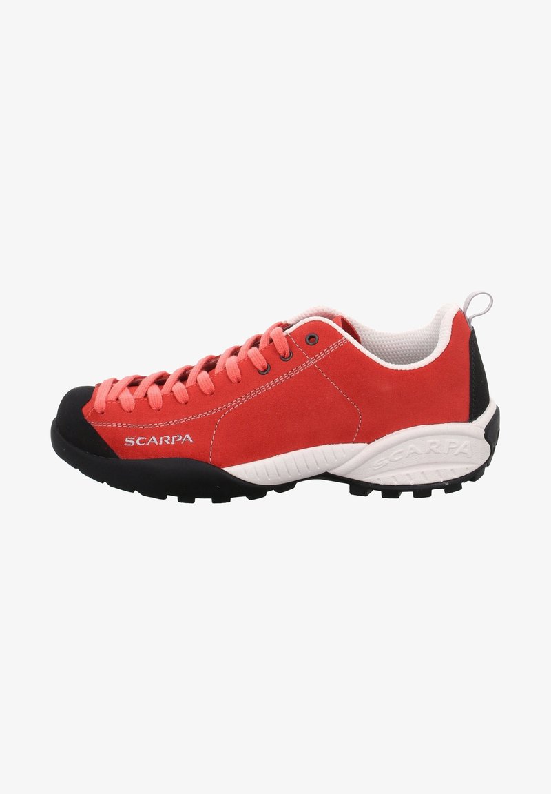 Chaussure de randonnée basse rouge avec embout noir, semelle blanche, intérieur blanc, lacets roses et marquage "SCARPA" sur le côté et la semelle.