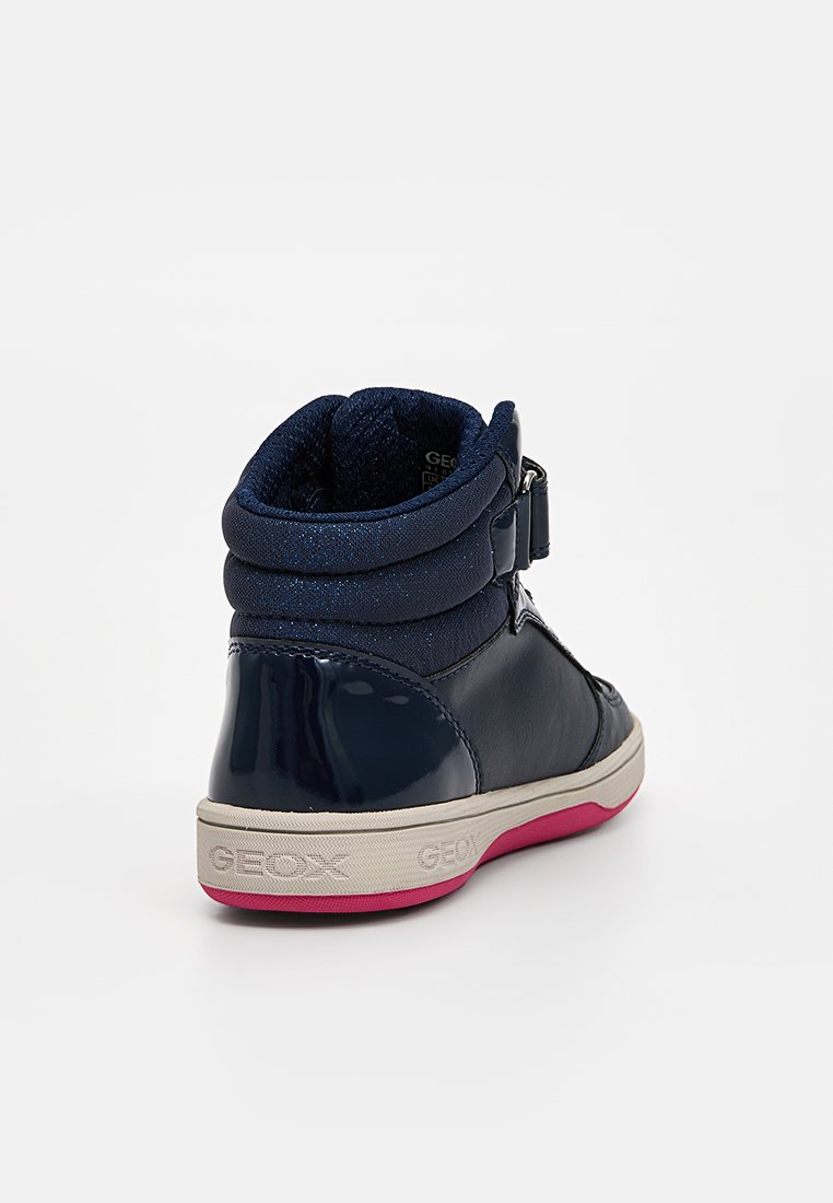 Dunkelblauer High-Top-Sneaker aus glänzendem Lackleder und textile Akzenten. Verfügt über einen Klettverschluss und eine pinkfarbene Gummisohle mit "GEOX"-Branding.