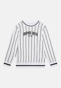 Vit långärmad topp med svarta vertikala ränder, med "HOME RUN EST. 66" tryckt på baksidan och kontrasterande svarta ribbade mudd.