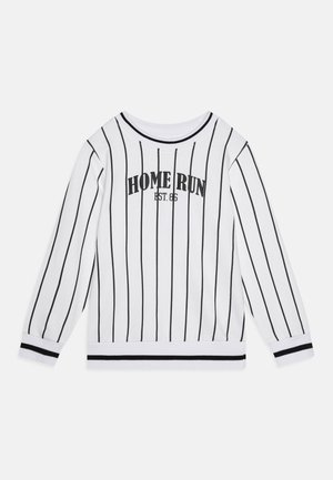 Maglietta bianca a maniche lunghe con strisce verticali nere, con la scritta "HOME RUN EST. 66" stampata sulla schiena e polsini a coste neri a contrasto.