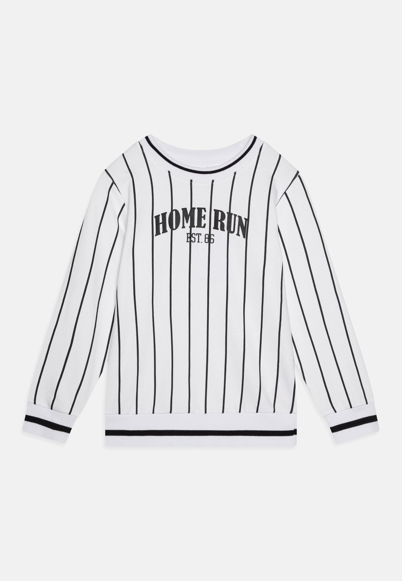 Vit långärmad topp med svarta vertikala ränder, med "HOME RUN EST. 66" tryckt på baksidan och kontrasterande svarta ribbade mudd.