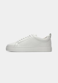 Sneakers bianchi in pelle con finitura liscia, suole in gomma piane e design minimalista. Presentano una punta arrotondata e chiusura con lacci.