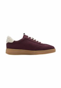 Zapatillas color burdeos con acentos de crema texturizados, cordones blancos y suela de goma. Superficie suave con punta redondeada y diseño de perfil bajo.