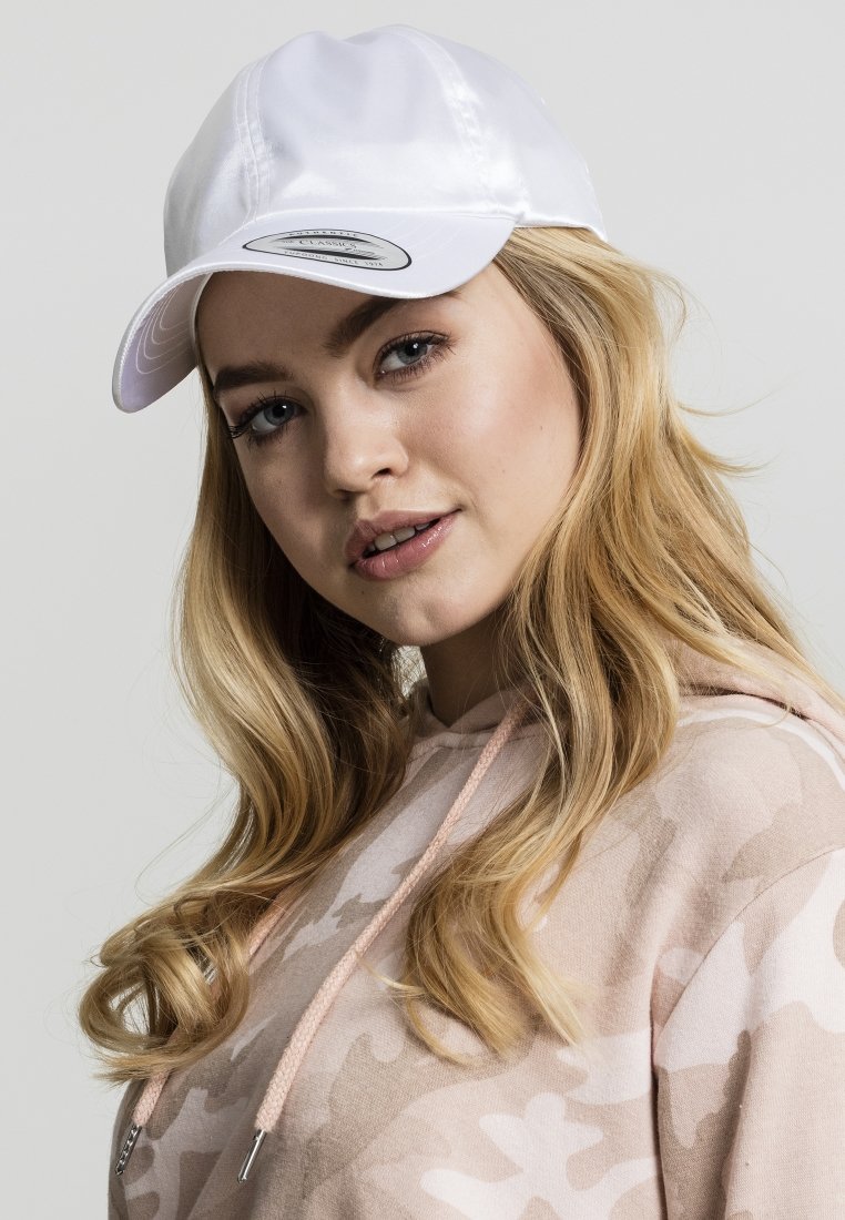 Hvid satin baseballcap med buet skygge og et mærke foran, parret med en lyserød camouflage hoodie med snore.
