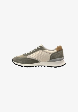 Low-top sneaker met olijfkleurige suède overlays, beige stoffen panelen, witte veters en een zwarte rubberen zool met profiel, weergegeven in een linkerzijaanzicht.