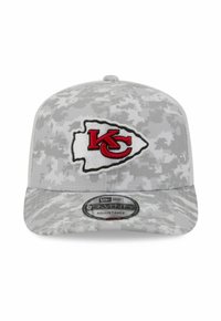 Grau camo verstellbare Kappe mit flachem Schirm. Auf der Vorderseite befindet sich ein auffälliges besticktes "KC"-Logo auf einem weißen Hintergrund sowie ein runder Markenschriftzug auf dem Schirm.