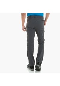 Pantalones de exterior grises con corte recto, hechos de material ligero. Presentan bolsillos con cremallera y costuras reforzadas. Combínalos con zapatos negros.