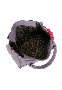Borsa in tessuto viola con apertura in alto, dotata di un interno nero a motivo e dettagli rosa. Include hardware metallico e manici morbidi.