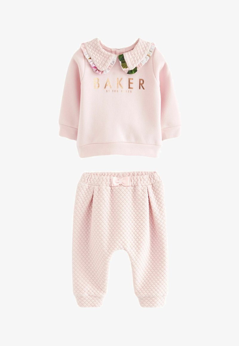 Ensemble rose en deux pièces comprenant un sweat-shirt avec un col matelassé et une inscription dorée, associé à un pantalon matelassé texturé avec un détail en nœud.