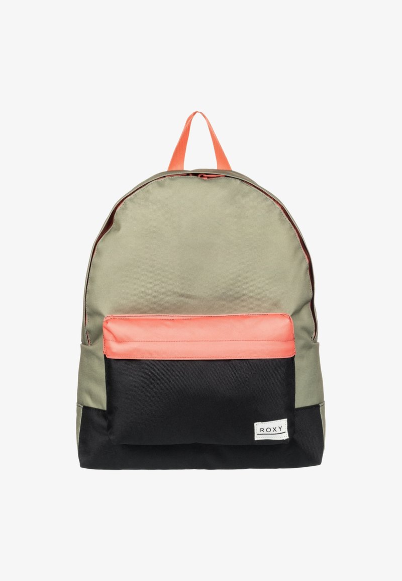 Zielony plecak z tkaniny o zaokrąglonym kształcie, z koralową przednią kieszenią i czarną dolną częścią. Posiada uchwyt na górze i metkę z logo marki.