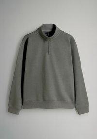 Ühtlane hall pool-kruviga pika varrukaga pullover, millel on soonikuga mansetid ja alumine äär, esitatud heledal hallil taustal.
