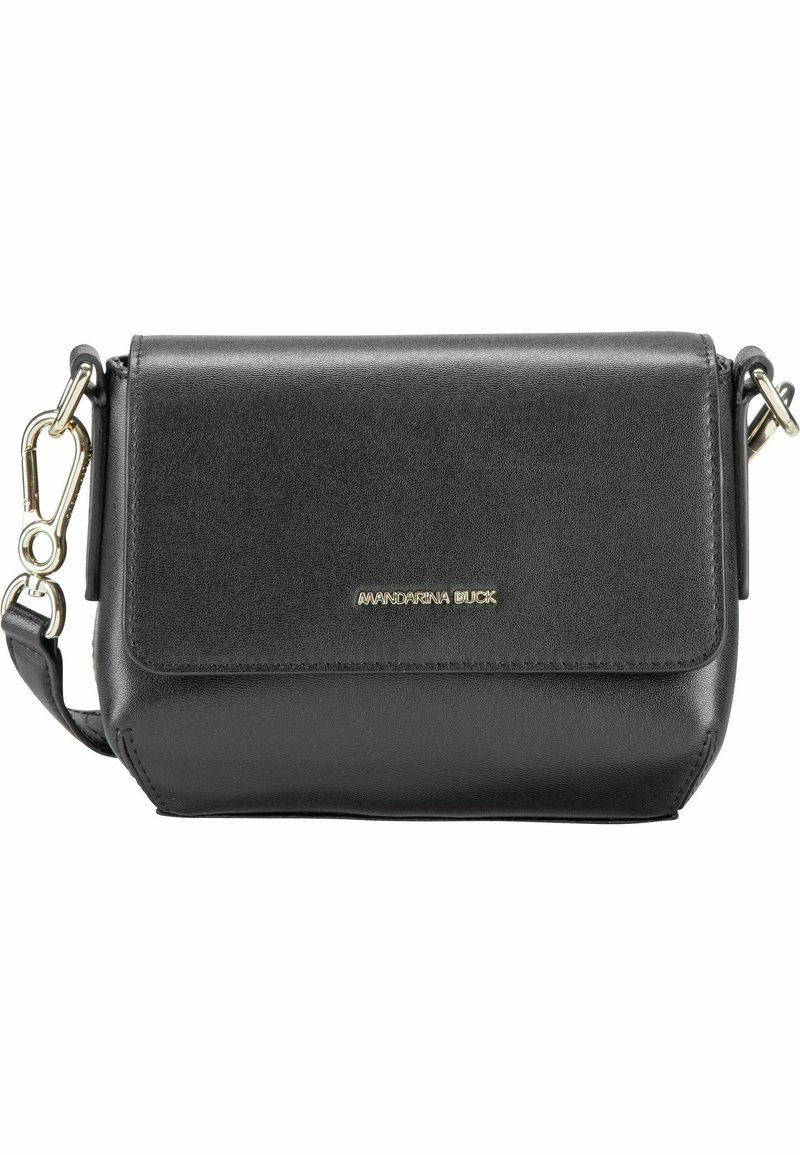 Borsa a tracolla in pelle nera con hardware dorato, chiusura a pattina e tracolla staccabile, con piccole lettere dorate sul davanti.