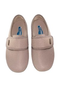 Zapatos de malla beige sin cordones con una correa de velcro, superficie texturizada y plantilla acolchada para mayor comodidad. Punta redondeada y suela exterior flexible.