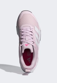 Pinkfarbener Sportschuh mit einem strukturierten Mesh-Obermaterial, weißem Drei-Streifen-Design, gepolstertem Schaftrand und kontrastierendem pinkfarbenem Fußbett und Akzenten.