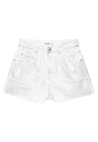 Shorts en denim blanc avec un fini métallique, présentant des accents déchirés, un ourlet effiloché, cinq poches et une fermeture à bouton à l'avant.