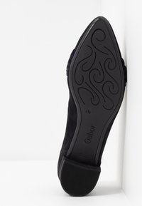 Semelle d'une chaussure noire à bout pointu avec un motif décoratif en spirale, taille 4½, marque Gabor, et talon bloc bas.