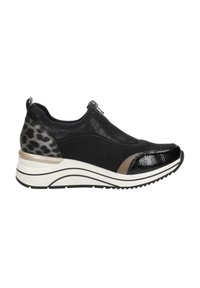 Sneaker nera con pelle testurizzata e dettagli a stampa animale. Caratterizzata da una chiusura laterale con zip e una suola spessa bianca con strisce nere.