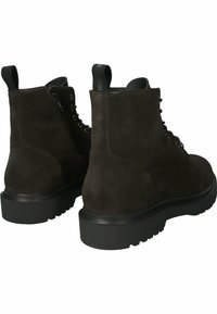 Stivaletti in suede marrone con finitura texturizzata, allacciatura frontale e cerniere laterali. Presentano una suola in gomma nera e linguette sul retro.