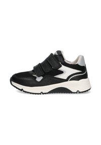 Zwart sportief schoen met klittenbandsluitingen, met een gestructureerde bovenkant, witte accenten en een dikke rubberen zool voor ondersteuning en grip.