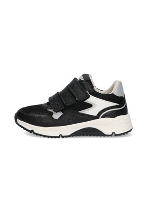 Zwart sportief schoen met klittenbandsluitingen, met een gestructureerde bovenkant, witte accenten en een dikke rubberen zool voor ondersteuning en grip.