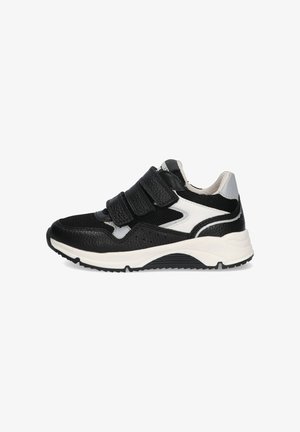 Zwart sportief schoen met klittenbandsluitingen, met een gestructureerde bovenkant, witte accenten en een dikke rubberen zool voor ondersteuning en grip.