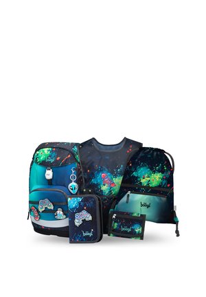 Set di zaini scolastici blu e nero con disegni a schizzi verde neon e arancione, che include un gilet, una sacca con coulisse, un astuccio e un portafoglio.
