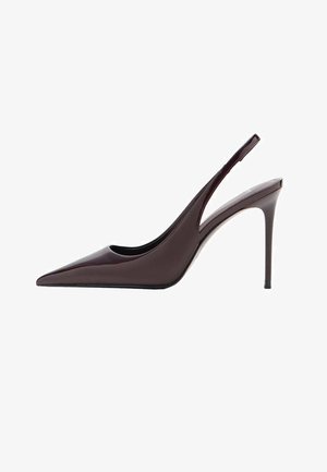 Pompe slingback con tacco alto in pelle verniciata color bordeaux, con punta affilata e sottile tacco a stiletto. Texture morbida e design minimalista.