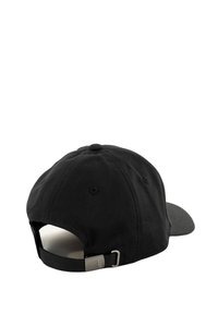 Gorra de béisbol negra con visera curvada, hecha de algodón. Presenta una correa ajustable y un cierre de metal en la parte trasera. Textura suave.