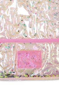 Sac transparent avec des sequins en forme d'étoiles multicolores, des accents roses et une finition brillante. Il possède un patch logo "Billieblush" rose.