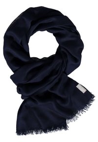 Sciarpa blu navy realizzata in tessuto morbido, con bordi frangiati e una sottile lucentezza. Etichetta con logo visibile su un'estremità.