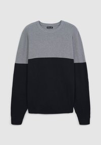Szary i czarny sweter z blokami kolorów, z teksturowaną górną częścią i gładką dolną częścią. Okrągły dekolt i długie rękawy. Lekki materiał.