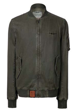 Giacca bomber verde oliva realizzata in tessuto leggero con zip frontale, polsini a coste e due tasche frontali; presenta un badge sull'orlo.