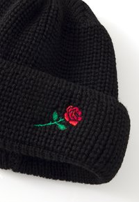 Vertere Berlin SHORT BEANIE ROSE EMBROIDERY UNISEX - Megzta kepurė - black