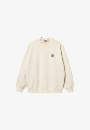 Sudadera color crema con cuello redondo, mangas largas y puños acanalados. Cuenta con un pequeño parche de logo en el área del pecho izquierdo.