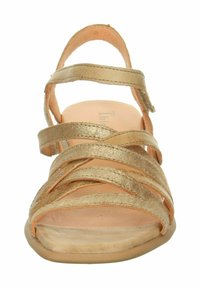 Sandały na płaskiej podeszwie z metalicznym złotym wykończeniem, z gładkimi skórzanymi paskami. Otwarty design z minimalnymi akcentami.