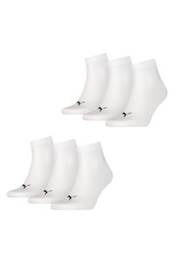 Sechs Paar weiße Knöchelsocken aus einem Stoff mit geripptem Bündchen und einem schwarzen Logo auf der Zehe. Glatte Textur und passgenaues Design.