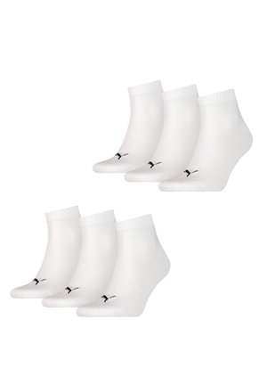 Sechs Paar weiße Knöchelsocken aus einem Stoff mit geripptem Bündchen und einem schwarzen Logo auf der Zehe. Glatte Textur und passgenaues Design.