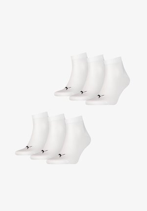Sechs Paar weiße Knöchelsocken aus einem Stoff mit geripptem Bündchen und einem schwarzen Logo auf der Zehe. Glatte Textur und passgenaues Design.