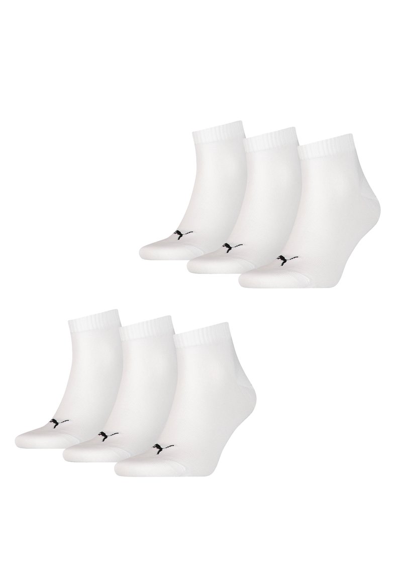 Sechs Paar weiße Knöchelsocken aus einem Stoff mit geripptem Bündchen und einem schwarzen Logo auf der Zehe. Glatte Textur und passgenaues Design.